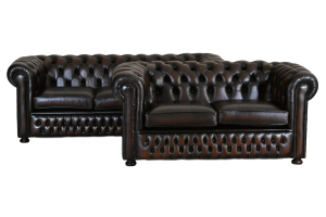 Ontdek deze robuuste full-size Chesterfield 3+2-zits set met zacht zitcomfort en medium stevige rugleuning. In uitstekende staat voor jarenlang plezier.