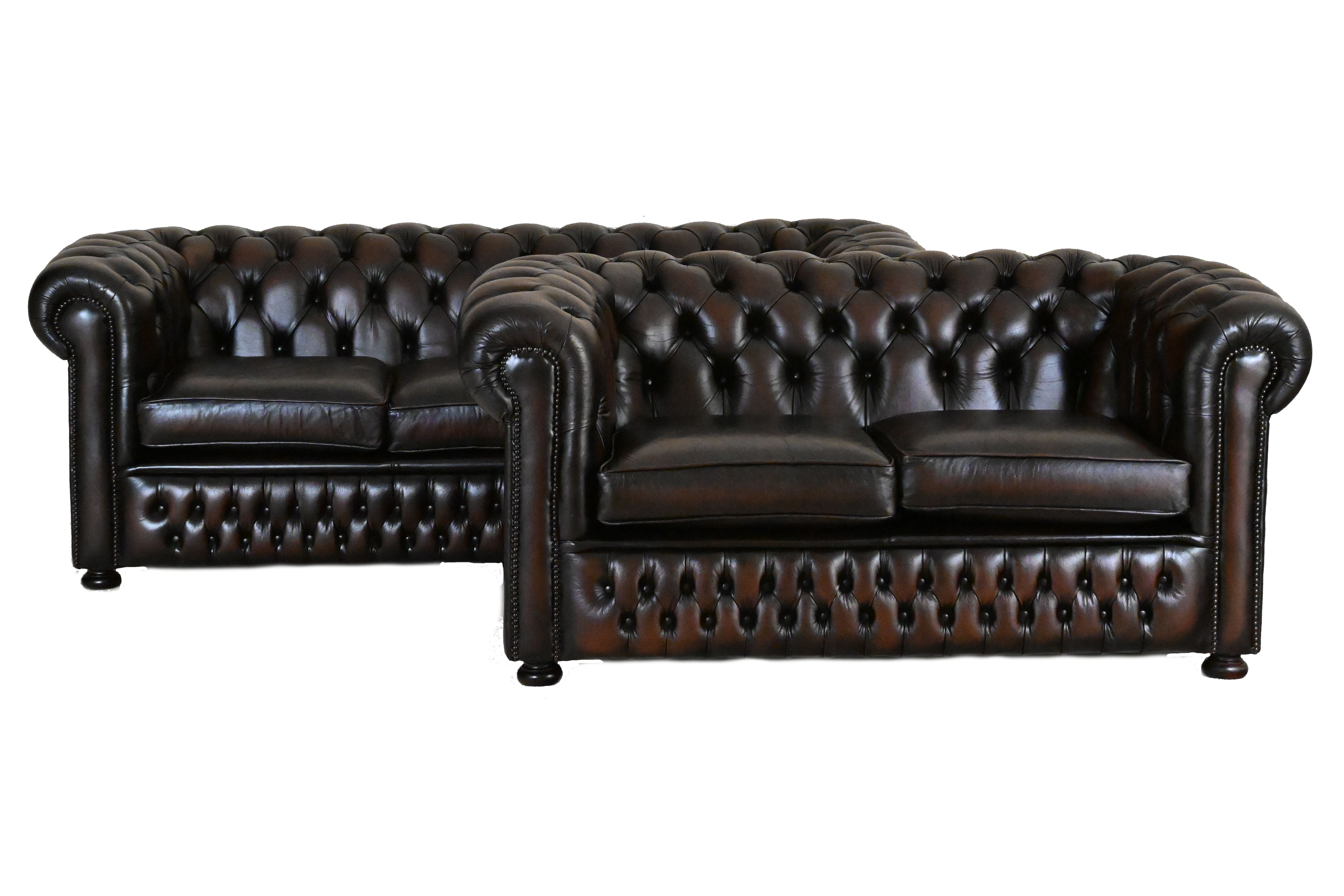 Ontdek deze robuuste full-size Chesterfield 3+2-zits set met zacht zitcomfort en medium stevige rugleuning. In uitstekende staat voor jarenlang plezier.