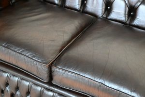 Ontdek deze robuuste full-size Chesterfield 3+2-zits set met zacht zitcomfort en medium stevige rugleuning. In uitstekende staat voor jarenlang plezier.