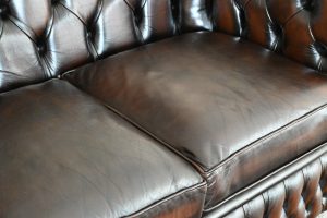 Ontdek deze robuuste full-size Chesterfield 3+2-zits set met zacht zitcomfort en medium stevige rugleuning. In uitstekende staat voor jarenlang plezier.