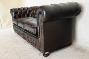 Ontdek deze robuuste full-size Chesterfield 3+2-zits set met zacht zitcomfort en medium stevige rugleuning. In uitstekende staat voor jarenlang plezier.