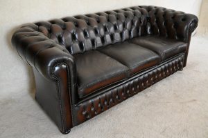 Ontdek deze robuuste full-size Chesterfield 3+2-zits set met zacht zitcomfort en medium stevige rugleuning. In uitstekende staat voor jarenlang plezier.