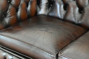 Ontdek deze robuuste full-size Chesterfield 3+2-zits set met zacht zitcomfort en medium stevige rugleuning. In uitstekende staat voor jarenlang plezier.