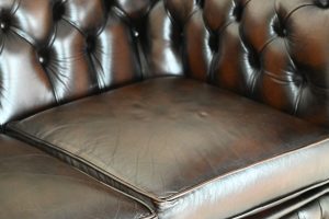 Ontdek deze robuuste full-size Chesterfield 3+2-zits set met zacht zitcomfort en medium stevige rugleuning. In uitstekende staat voor jarenlang plezier.