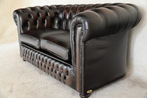 Ontdek deze robuuste full-size Chesterfield 3+2-zits set met zacht zitcomfort en medium stevige rugleuning. In uitstekende staat voor jarenlang plezier.