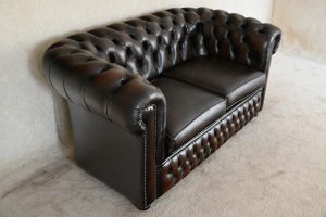 Ontdek deze robuuste full-size Chesterfield 3+2-zits set met zacht zitcomfort en medium stevige rugleuning. In uitstekende staat voor jarenlang plezier.