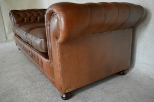 4 zits Luxe Chesterfield in Light Chestnut