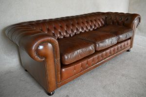 4 zits Luxe Chesterfield in Light Chestnut