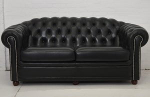 Complete Highlander set 3+1+1+pouffe is een stijlvolle Chesterfield in effen, duurzaam zwart leersoort. Een luxueus, premium model, te koop in Eindhoven