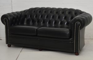 Complete Highlander set 3+1+1+pouffe is een stijlvolle Chesterfield in effen, duurzaam zwart leersoort. Een luxueus, premium model, te koop in Eindhoven