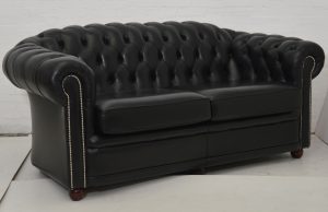 Complete Highlander set 3+1+1+pouffe is een stijlvolle Chesterfield in effen, duurzaam zwart leersoort. Een luxueus, premium model, te koop in Eindhoven