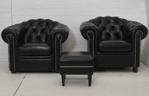 Complete Highlander set 3+1+1+pouffe is een stijlvolle Chesterfield in effen, duurzaam zwart leersoort. Een luxueus, premium model, te koop in Eindhoven