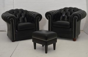 Complete Highlander set 3+1+1+pouffe is een stijlvolle Chesterfield in effen, duurzaam zwart leersoort. Een luxueus, premium model, te koop in Eindhoven