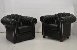 Complete Highlander set 3+1+1+pouffe is een stijlvolle Chesterfield in effen, duurzaam zwart leersoort. Een luxueus, premium model, te koop in Eindhoven