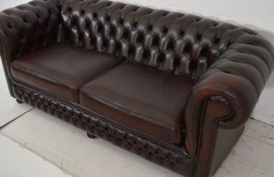 Deze gebruikte traditioneel uitgevoerde Chesterfield 3-zitsbank straalt tijdloze klasse uit. Uitgevoerd in Dark Rust, met een stevige zit en in absolute nieuwstaat.#14234