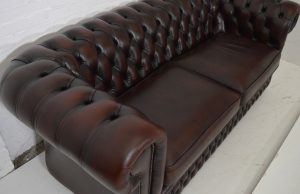 Deze gebruikte traditioneel uitgevoerde Chesterfield 3-zitsbank straalt tijdloze klasse uit. Uitgevoerd in Dark Rust, met een stevige zit en in absolute nieuwstaat.#14234