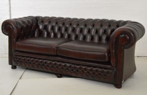 Deze gebruikte traditioneel uitgevoerde Chesterfield 3-zitsbank straalt tijdloze klasse uit. Uitgevoerd in Dark Rust, met een stevige zit en in absolute nieuwstaat.#14234