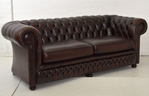 Deze gebruikte traditioneel uitgevoerde Chesterfield 3-zitsbank straalt tijdloze klasse uit. Uitgevoerd in Dark Rust, met een stevige zit en in absolute nieuwstaat.#14234