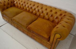 Royale 4-zits Chesterfield bank met vintage patina en luxe zitkussens. Chesterfield in hoogwaardig leer, met klassieke uitstraling. Staat in Eindhoven