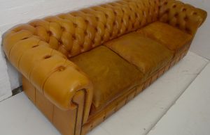 Royale 4-zits Chesterfield bank met vintage patina en luxe zitkussens. Chesterfield in hoogwaardig leer, met klassieke uitstraling. Staat in Eindhoven