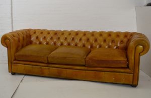 Royale 4-zits Chesterfield bank met vintage patina en luxe zitkussens. Chesterfield in hoogwaardig leer, met klassieke uitstraling. Staat in Eindhoven