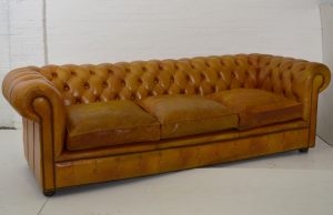 Royale 4-zits Chesterfield bank met vintage patina en luxe zitkussens. Chesterfield in hoogwaardig leer, met klassieke uitstraling. Staat in Eindhoven