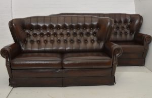 Tijdloos comfort met deze complete chesterfield set 3+2+1 in Antiek Bruin. Stijlvol afgewerkt met vollant. Tijdelijk extra scherp geprijsd! Eindhoven