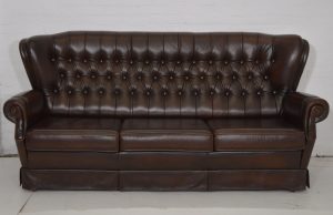 Tijdloos comfort met deze complete chesterfield set 3+2+1 in Antiek Bruin. Stijlvol afgewerkt met vollant. Tijdelijk extra scherp geprijsd! Eindhoven