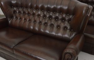 Tijdloos comfort met deze complete chesterfield set 3+2+1 in Antiek Bruin. Stijlvol afgewerkt met vollant. Tijdelijk extra scherp geprijsd! Eindhoven