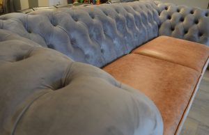 Een stoere én elegante 3-zits Chesterfield 'Elgin' in een unieke stof/leer combinatie. Een blikvanger met luxe fluweel en vintage leer