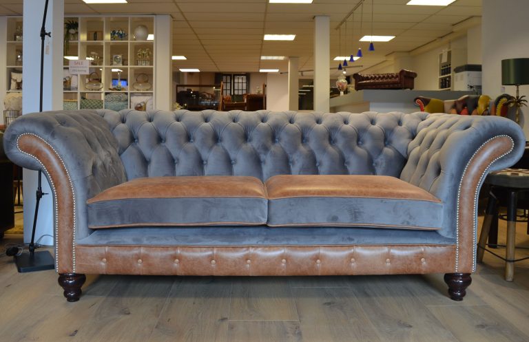 Een stoere én elegante 3-zits Chesterfield 'Elgin' in een unieke stof/leer combinatie. Een blikvanger met luxe fluweel en vintage leer