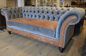 Een stoere én elegante 3-zits Chesterfield 'Elgin' in een unieke stof/leer combinatie. Een blikvanger met luxe fluweel en vintage leer