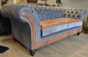 Een stoere én elegante 3-zits Chesterfield 'Elgin' in een unieke stof/leer combinatie. Een blikvanger met luxe fluweel en vintage leer