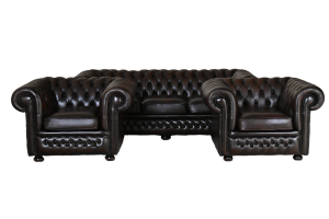 Ontdek deze stijlvolle Chesterfield 3+1+1 set met medium rugleuning en zachte zitkussens. Perfecte afwerking met vernieuwde biezen. In topstaat.#245160+61+62