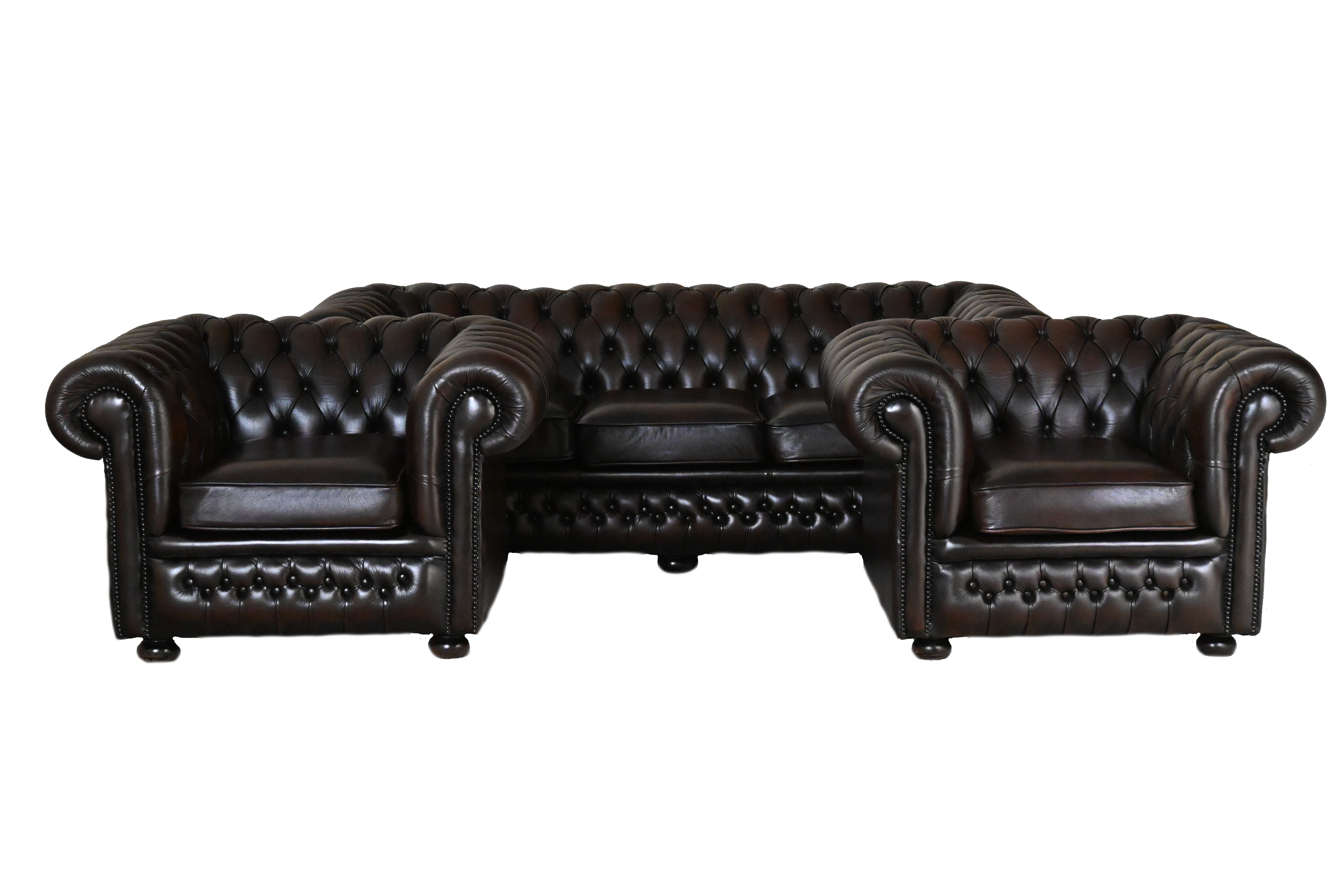 Ontdek deze stijlvolle Chesterfield 3+1+1 set met medium rugleuning en zachte zitkussens. Perfecte afwerking met vernieuwde biezen. In topstaat.#245160+61+62