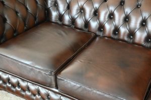 Ontdek deze stijlvolle Chesterfield 3+1+1 set met medium rugleuning en zachte zitkussens. Perfecte afwerking met vernieuwde biezen. In topstaat.#245160+61+62