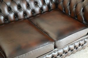 Ontdek deze stijlvolle Chesterfield 3+1+1 set met medium rugleuning en zachte zitkussens. Perfecte afwerking met vernieuwde biezen. In topstaat.#245160+61+62