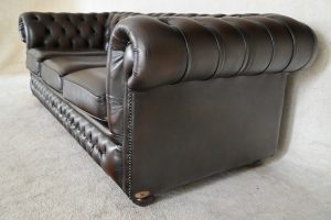 Ontdek deze stijlvolle Chesterfield 3+1+1 set met medium rugleuning en zachte zitkussens. Perfecte afwerking met vernieuwde biezen. In topstaat.#245160+61+62