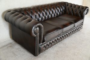 Ontdek deze stijlvolle Chesterfield 3+1+1 set met medium rugleuning en zachte zitkussens. Perfecte afwerking met vernieuwde biezen. In topstaat.#245160+61+62