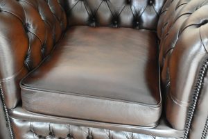 Ontdek deze stijlvolle Chesterfield 3+1+1 set met medium rugleuning en zachte zitkussens. Perfecte afwerking met vernieuwde biezen. In topstaat.#245160+61+62