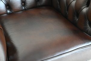 Ontdek deze stijlvolle Chesterfield 3+1+1 set met medium rugleuning en zachte zitkussens. Perfecte afwerking met vernieuwde biezen. In topstaat.#245160+61+62