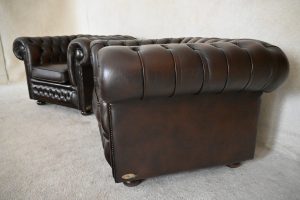 Ontdek deze stijlvolle Chesterfield 3+1+1 set met medium rugleuning en zachte zitkussens. Perfecte afwerking met vernieuwde biezen. In topstaat.#245160+61+62