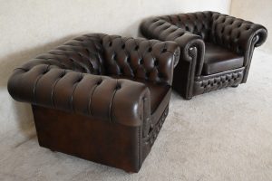 Ontdek deze stijlvolle Chesterfield 3+1+1 set met medium rugleuning en zachte zitkussens. Perfecte afwerking met vernieuwde biezen. In topstaat.#245160+61+62