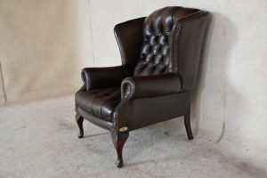 Ontdek de Chesterfield stoel met hoge rugleuning van Pandragon. Met een zachte zit, middelharde rugleuning en indirecte gebruikssporen is dit een stijlvolle oorfauteuil #255209