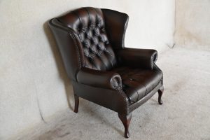 Ontdek de Chesterfield stoel met hoge rugleuning van Pandragon. Met een zachte zit, middelharde rugleuning en indirecte gebruikssporen is dit een stijlvolle oorfauteuil #255209